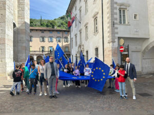 Foto di gruppo con Arco Obiettivo Europa